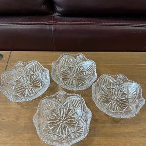 Beautiful vintage dessert bowls. Set of 4 in excellent condition.